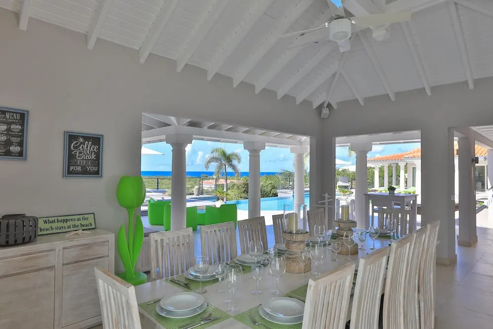 Walk to the Beach! Fabulous Villa With Huge Heated Pool, AC, Free Wifi, Ideal for Groups