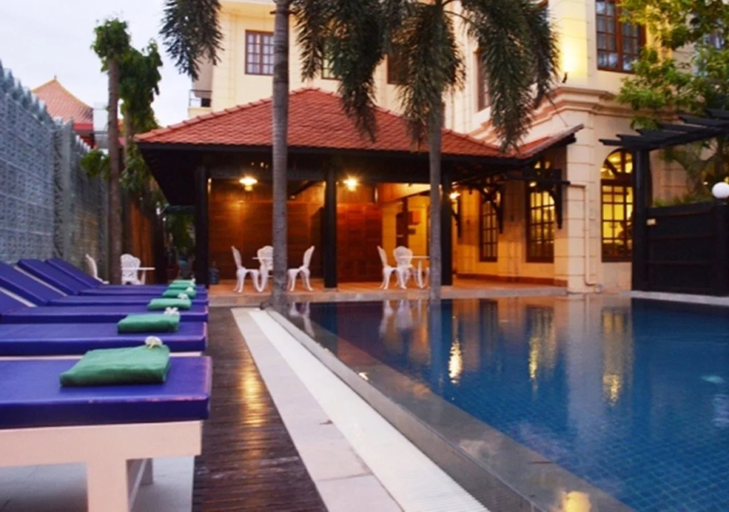 The Suite By Royal Crown Hotel