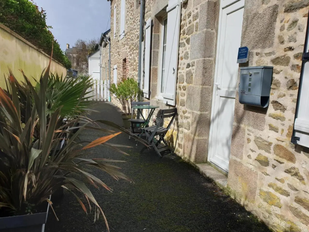 Les Gravelots (Adults Only)