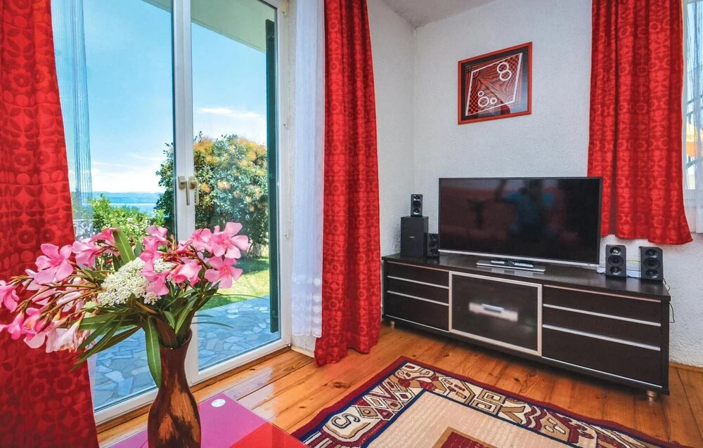 Stunning Home in Rogac With Wifi and 4 Bedrooms