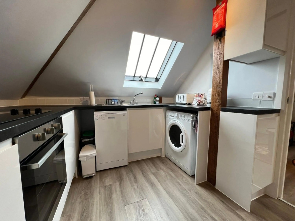 Delightful 1 bedroom Split-Level Apt in Glastonbury Town Centre