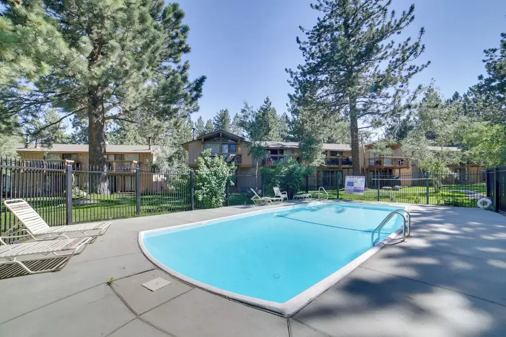 Mammoth Lakes Vacation Rental: 1 Mi to Ski Area!
