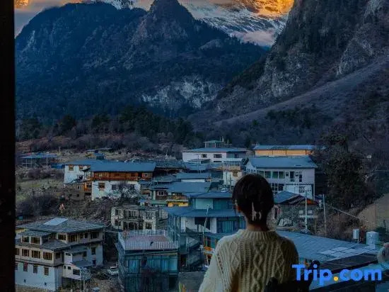 Luxury Mountain View Hot Spring Resort (Private Oxygen Spa Hotel at the Foot of the Snowy Mountain)