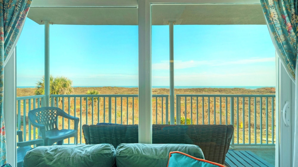 Sleeps 18 2 Beachfront Condos, Pool, Pickleball Courts Island Retreat