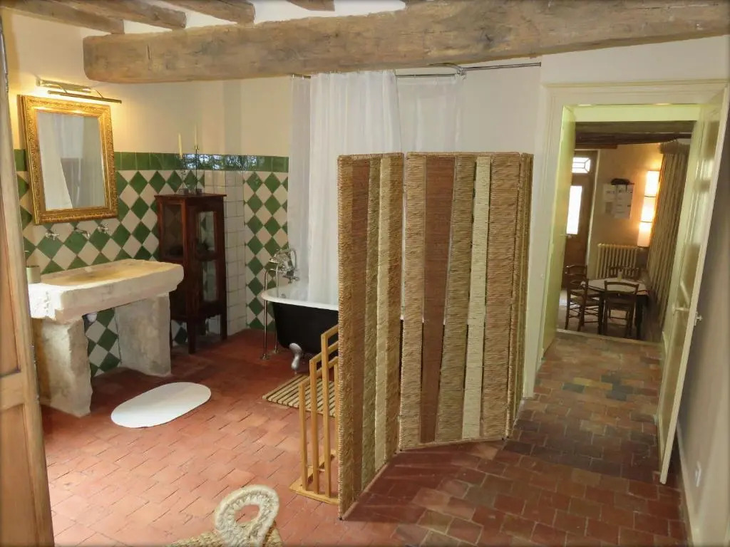 Maison de charme avec jardin à Montmirail - Rénovation 18e siècle, proche église, 2h de Paris - FR-1-410-211