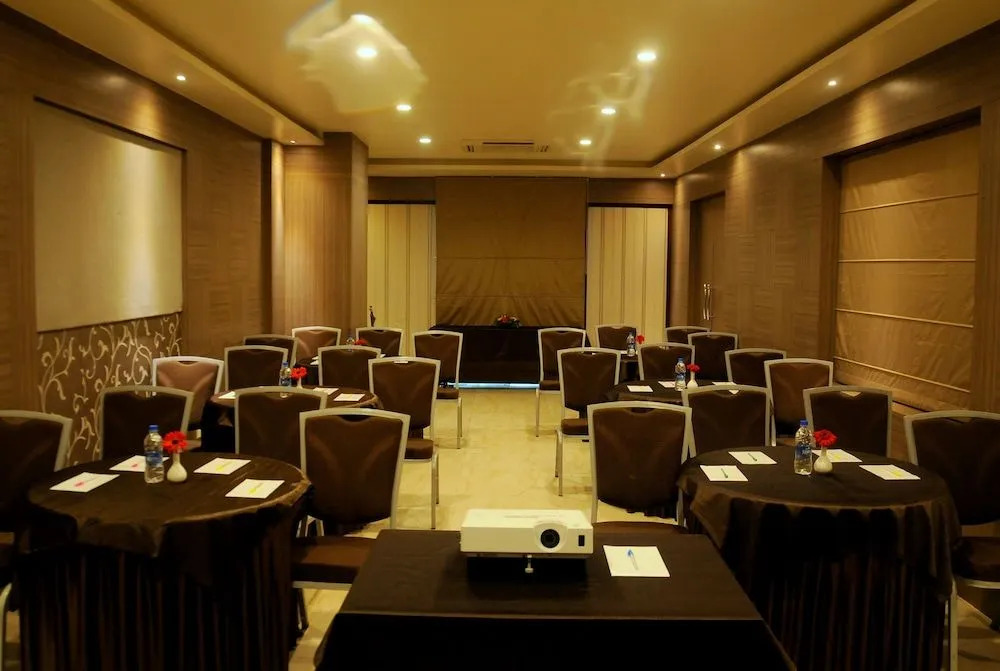 Hotel Madhav International Pune Railway Station