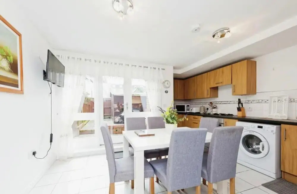 Beautiful Family Town Home With Private Parking