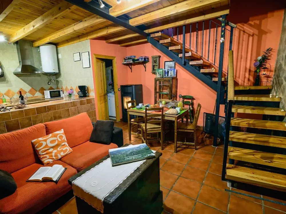 Cozy Cottage in Benllera with Hot Tub
