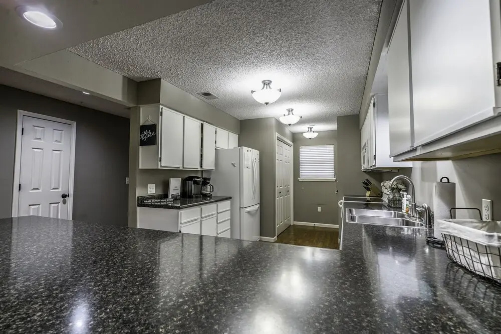 Updated 2 Bedroom , Penthouse Condo, Central Location, 2 Pools , Hot Tub, WIFI:( Foothills A-20 )