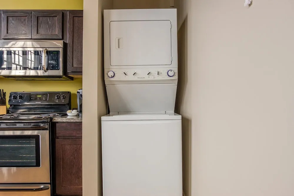 1 & 2 BR Apts w/ Gym, WiFi & Laundry by Frontdesk