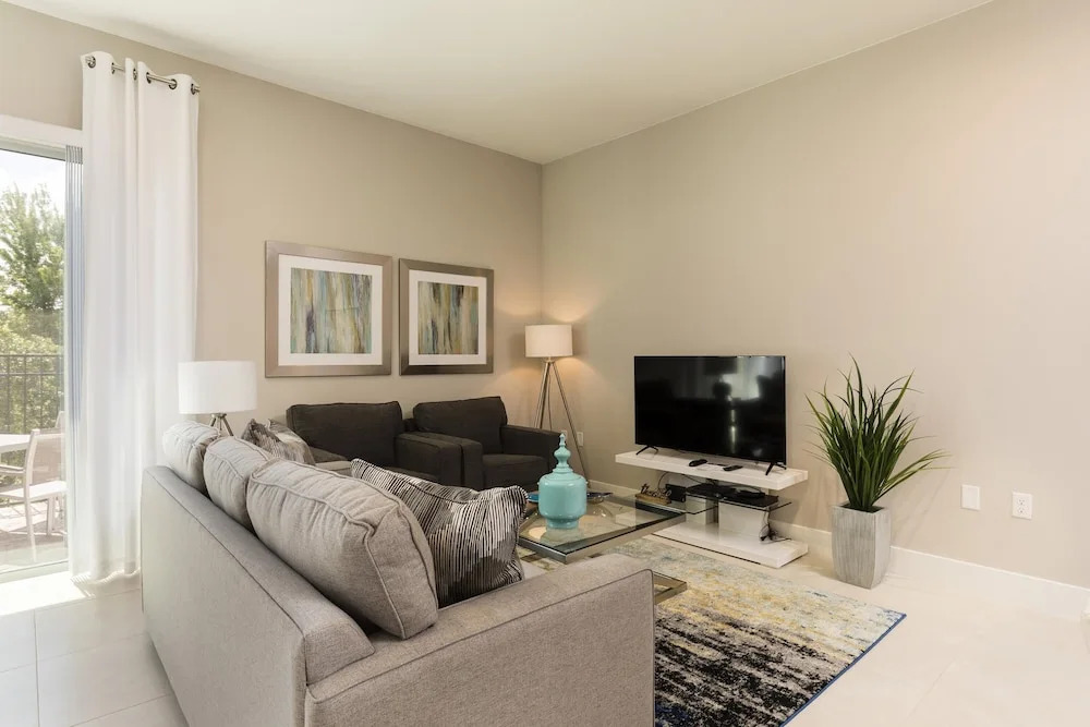 4 BR 4 BA | Full Kitchen