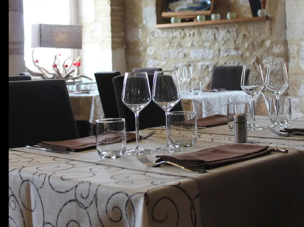 Logis Hotels- Auberge de la Tour - Hôtel et restaurant