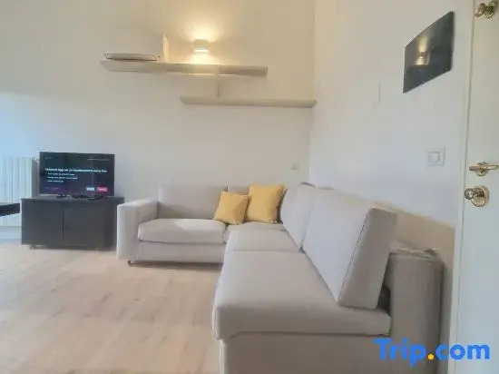 Modern Flat 1 Near the Swiss Border in Viggiù
