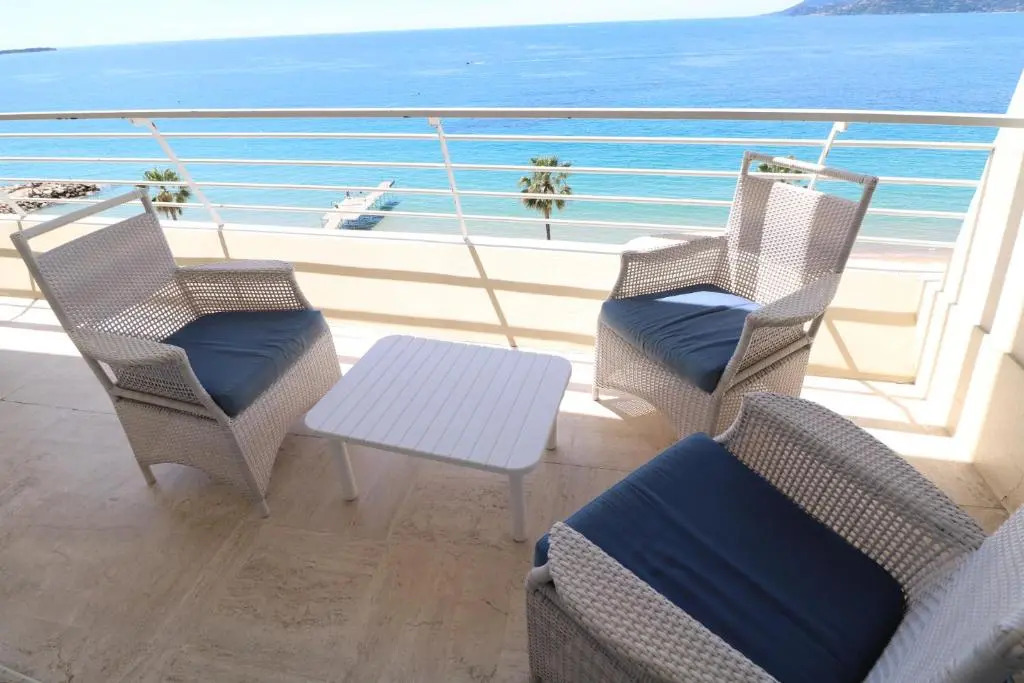 Amazing Sea View 2 Bedroom Front of the Beach 303