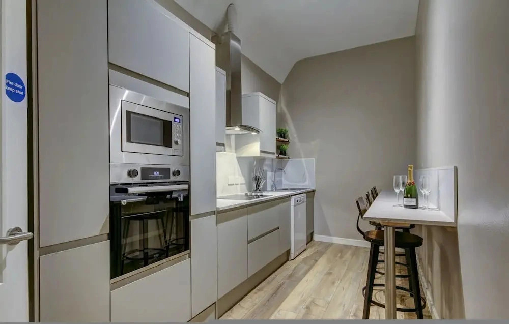 Contractor Friendly 1-bed Ensuite Ayr Town Centre KA7