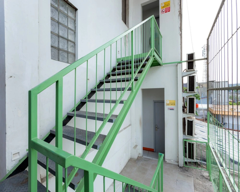 RedDoorz Near Mangga Dua Mall