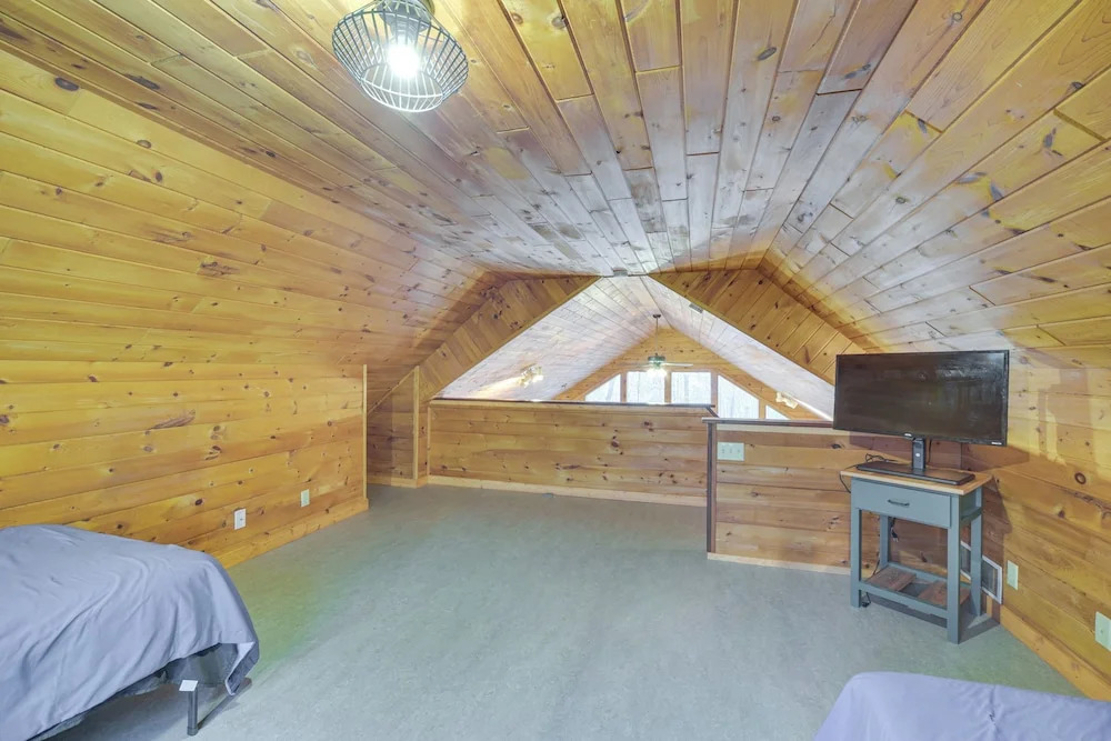 Cozy Wisconsin Cabin w/ Deck, Kayaks & Lake Views!