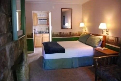 Baskins Creek Nestle Inn