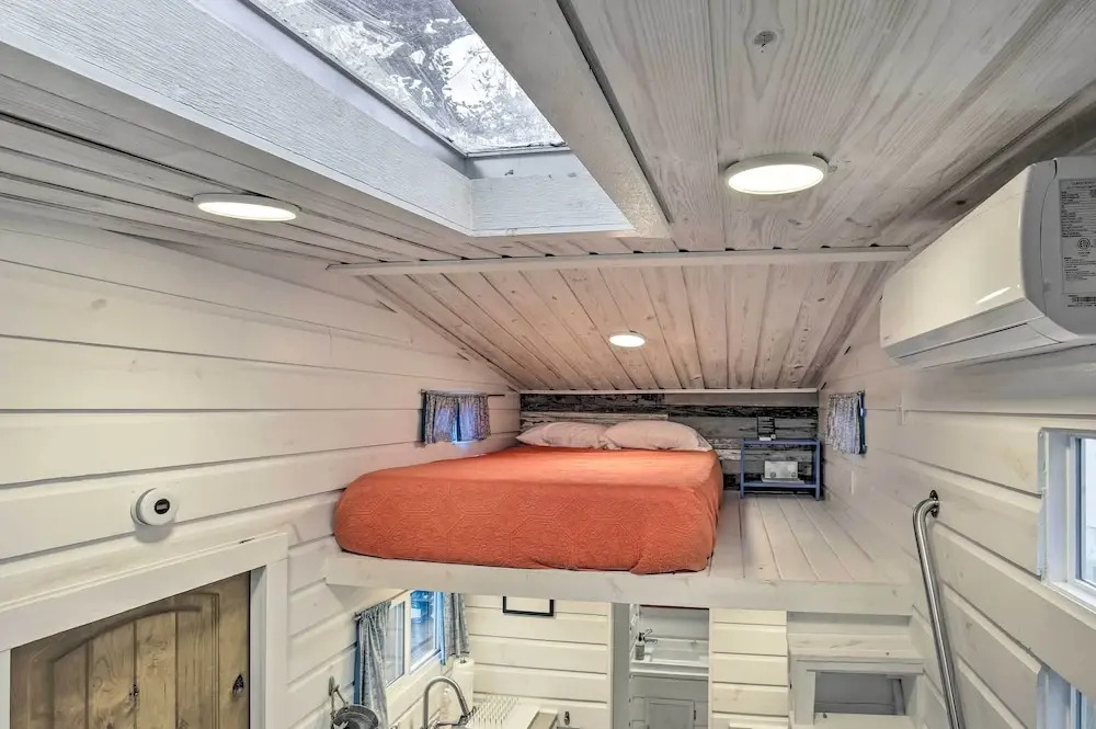 Unique Stay: 'tiny Everest' San Antonio Home!