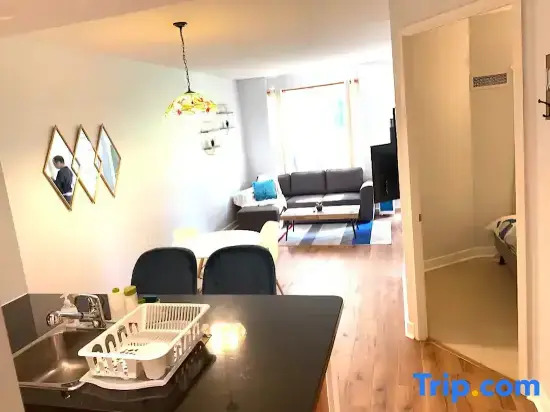 Yorkville Bloor Suites- 2 minutes walk to Transit
