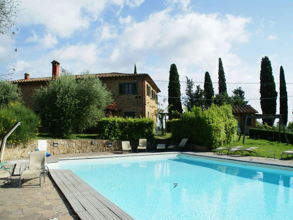 Spacious apartment furnished in Italian style in the hills