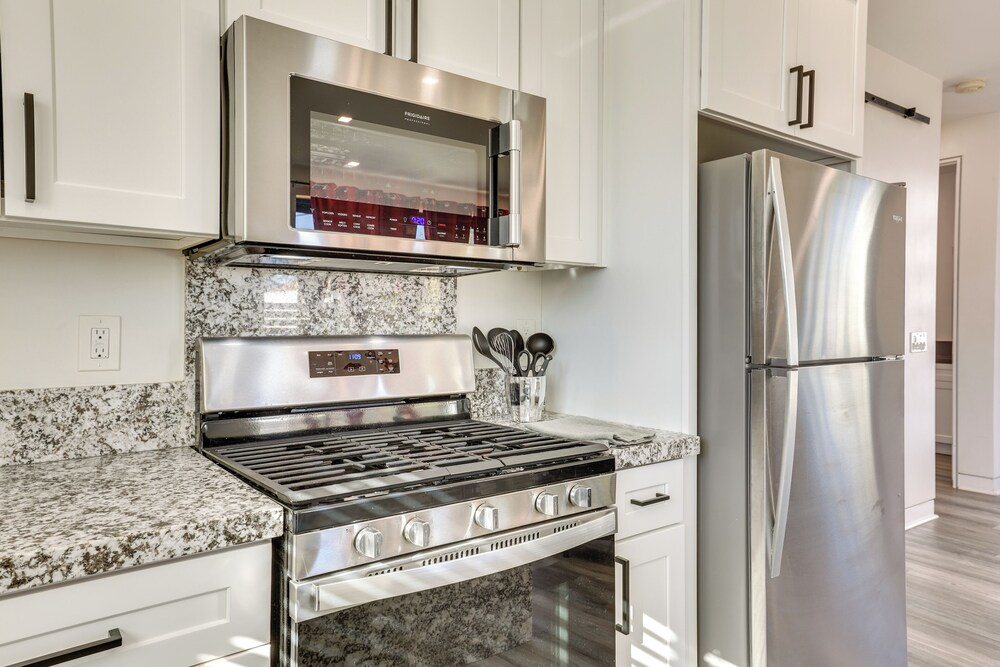 2 Mi to Dtwn Phoenix: Sleek Apt w/ Fenced Yard!
