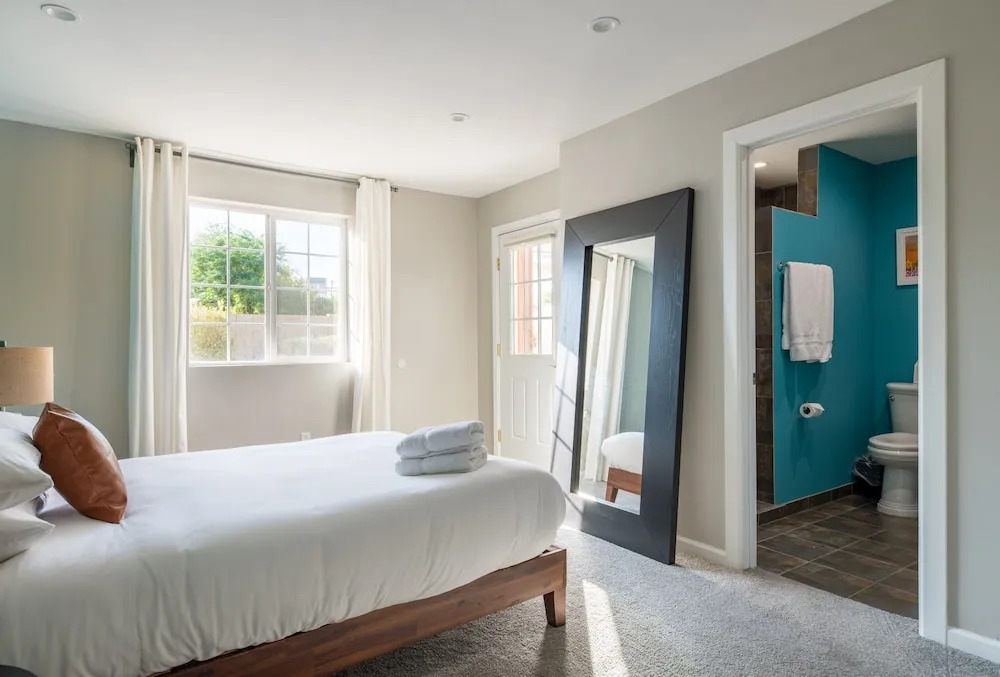 4BR Remodeled Classic near Old Town by WanderJaunt