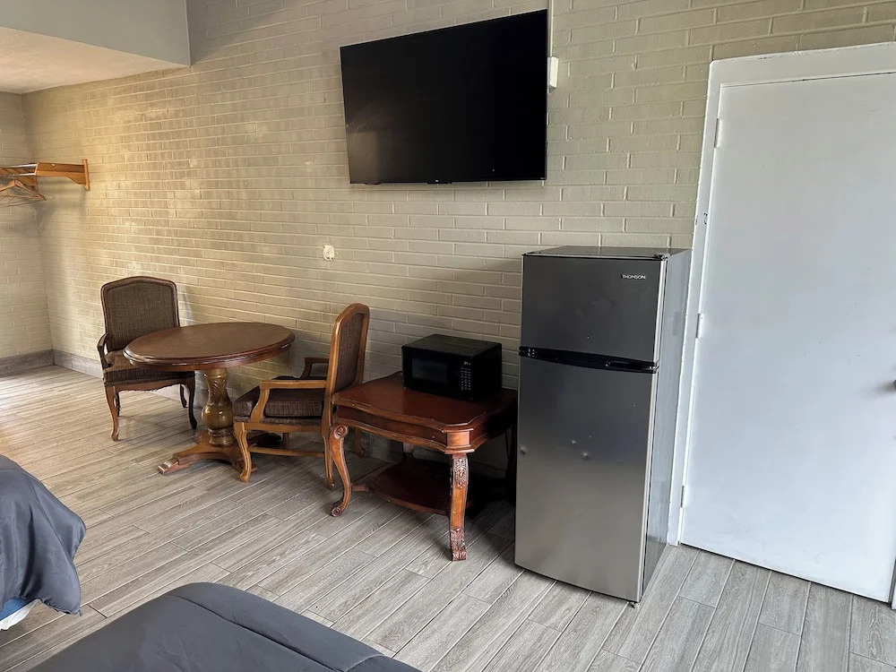 Amerihill Inn & Suites Greensboro