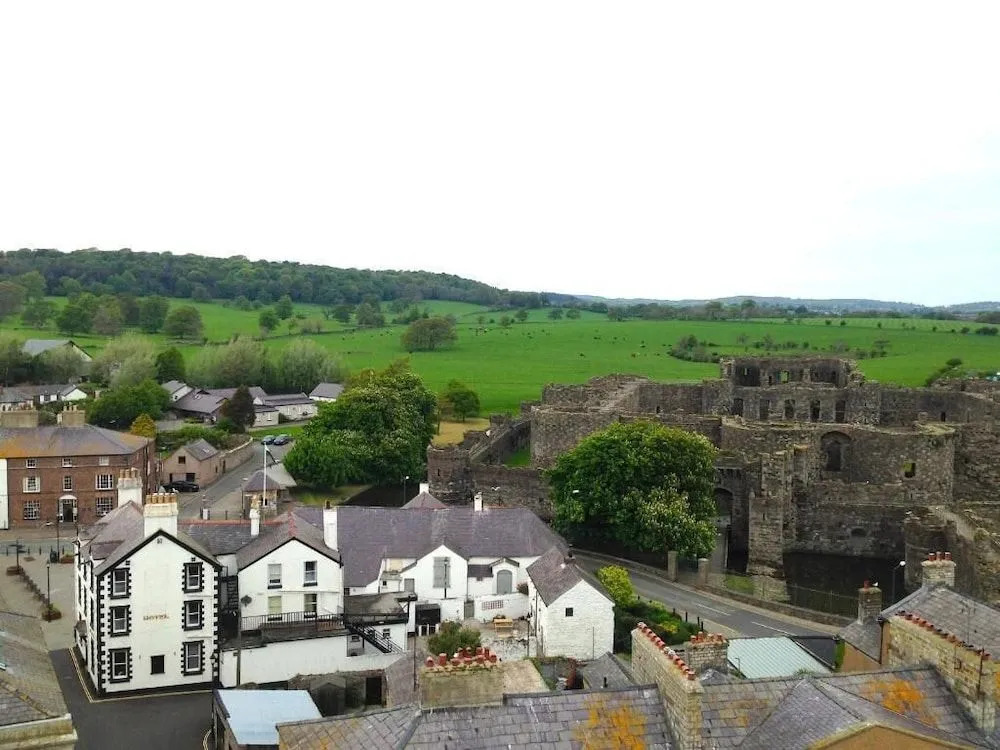 Castle Court Pub & Rooms