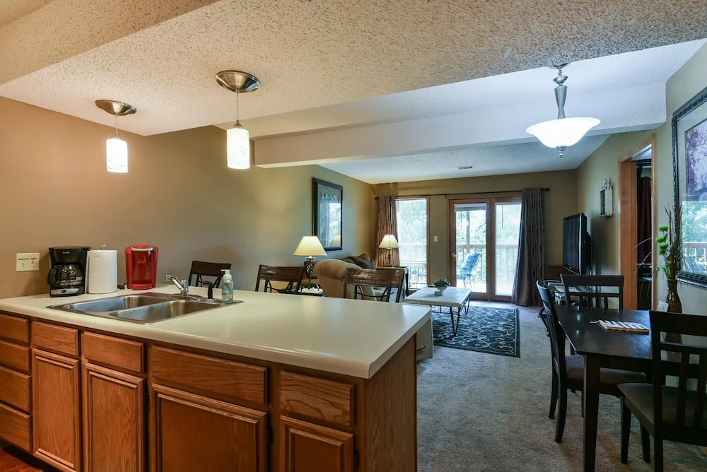 Welcome Inn- Pools - Great Balcony - Trails to Fishing -SO Close to Sdc!!