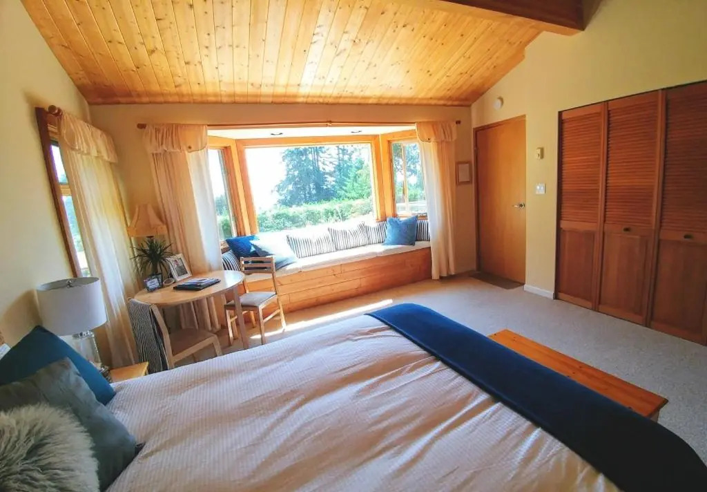 Secret Beach B&B Suites