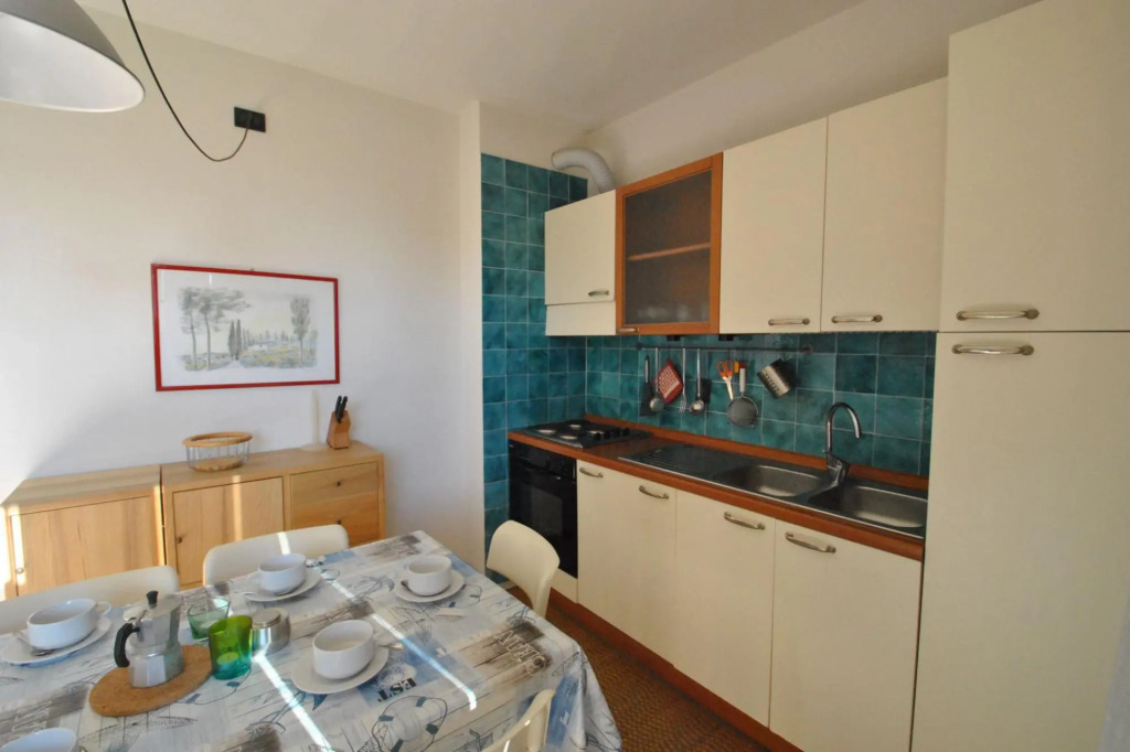 In vacation residence , 40 mt from the sea, apartment for 4-6 people, on the first floor with terrac-Villa Marina - INT. 4 trilo Levante