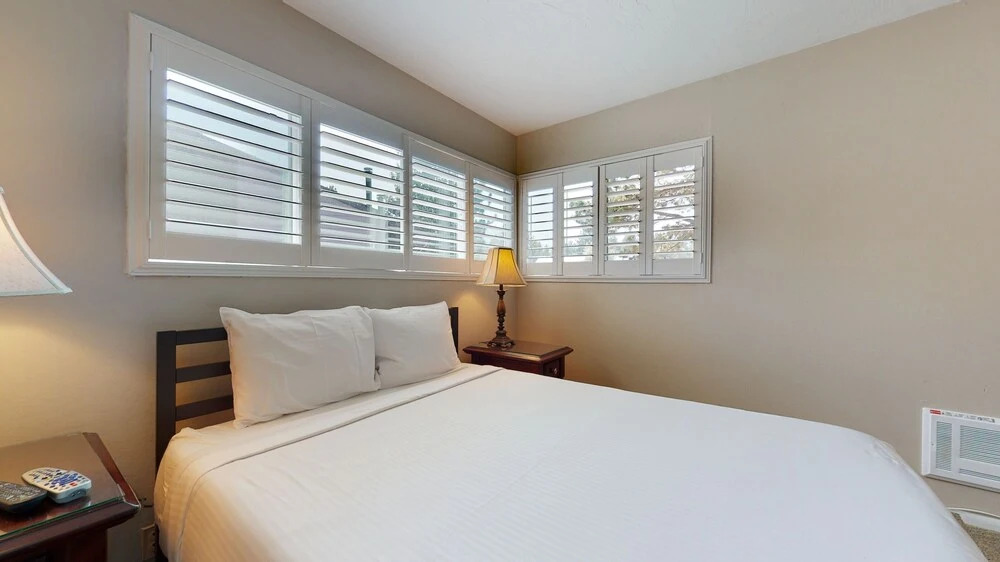 Sierra Manors 8 Pet-Friendly, Short Walk to the Shuttle, Spacious, Centrally Located by RedAwning