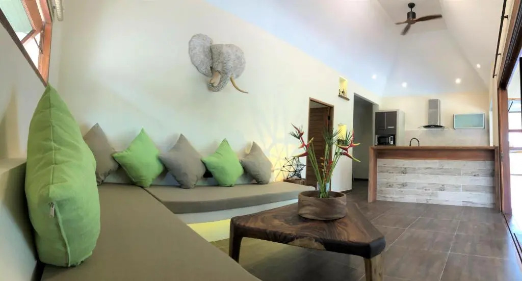 Baan Bai Mai, 2 villas, 8 bedrooms for 16 guests