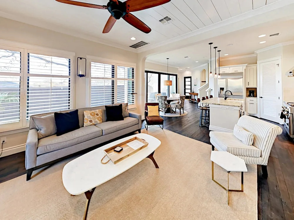 Skyline View Austin House by RedAwning
