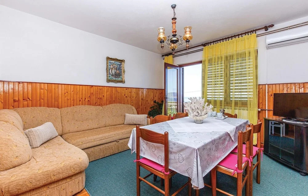 Amazing apartment in Novi Vinodolski w/ 3 Bedrooms