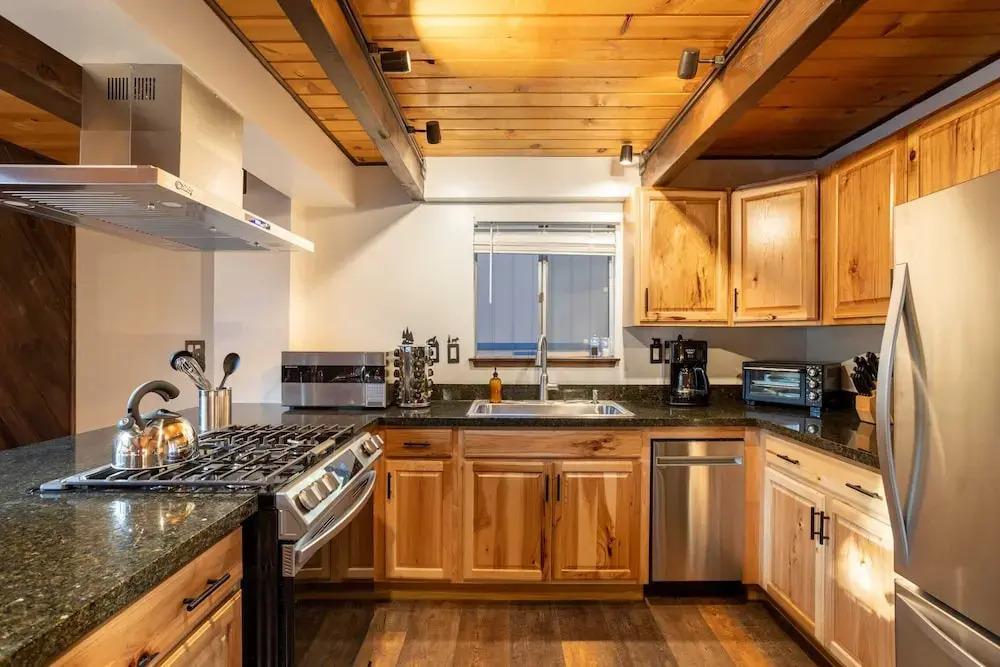 Bears Lair by Avantstay Wood-burning Fireplace + Firepit + Expansive Deck 3 Minutes to Bear Mountain + Big Bear Lake