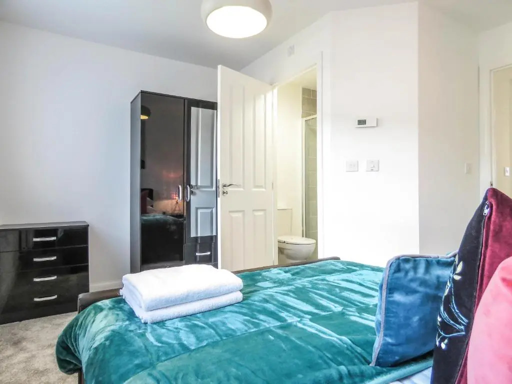 Tudors eSuites Two Bedrooms Garden and Netflix