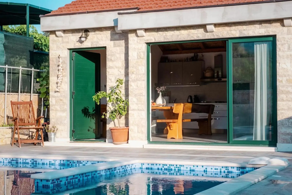 Stunning Gold Apartment with Oasis Pool