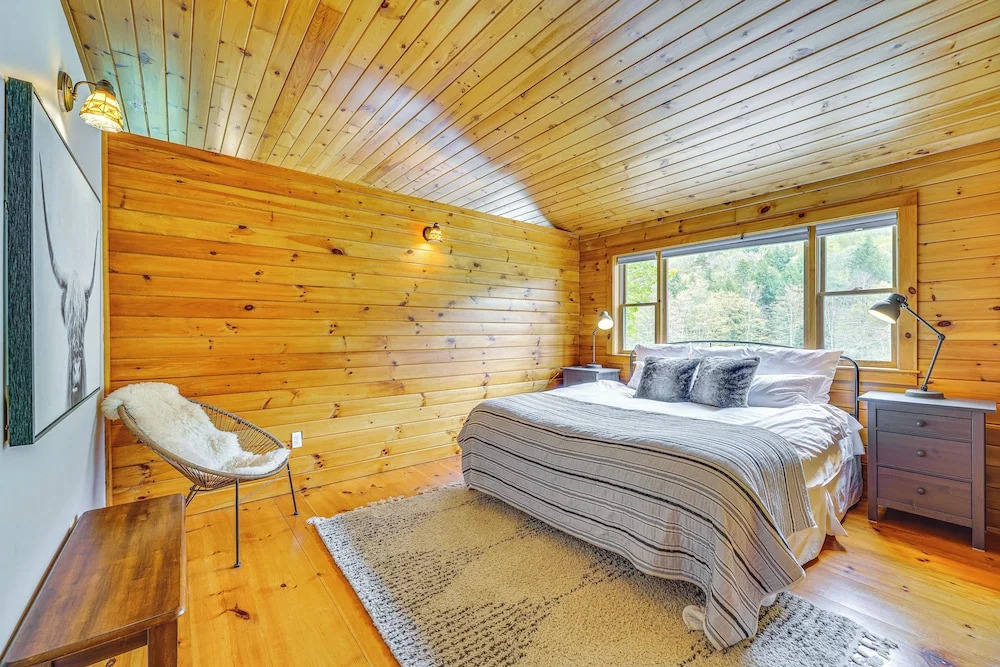 Picture-perfect Vermont Mtn Cabin w/ Hot Tub!