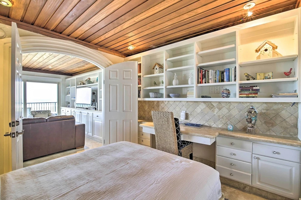Modern Beachfront Condo w/ Pool & Beach Access!