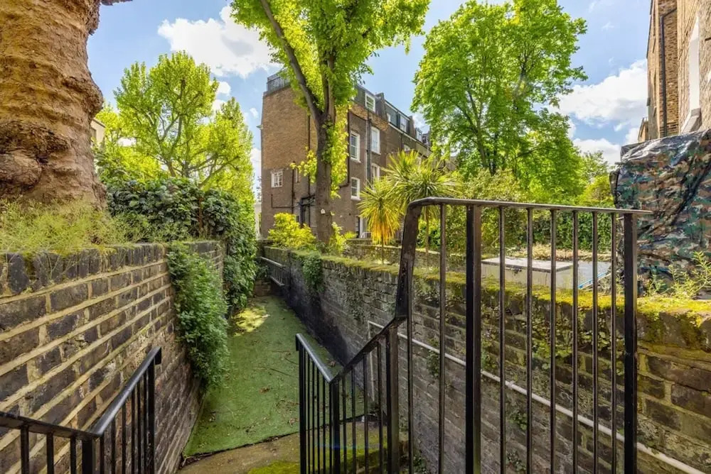Spacious Apartment With Office Rear Terrace