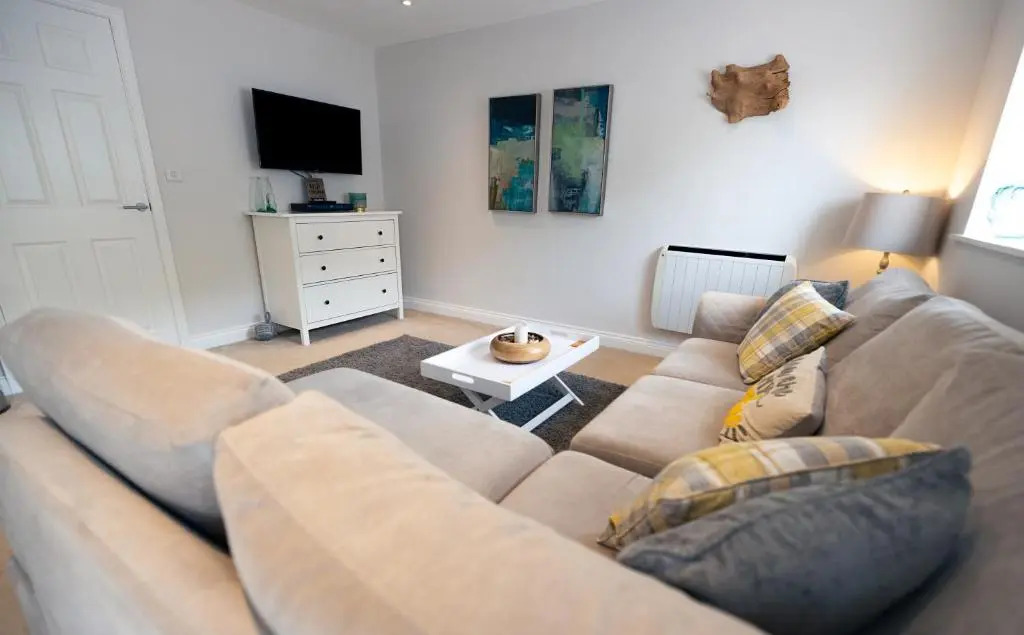 Stylish Brixham Apartment - Newly decorated - Free on street parking