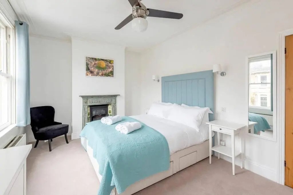 Spacious House - 2 Double Rooms - Street Parking - Garden