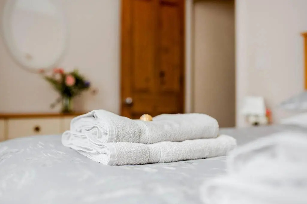 Sleeps 5 - 3 Bedrooms - walk to the square