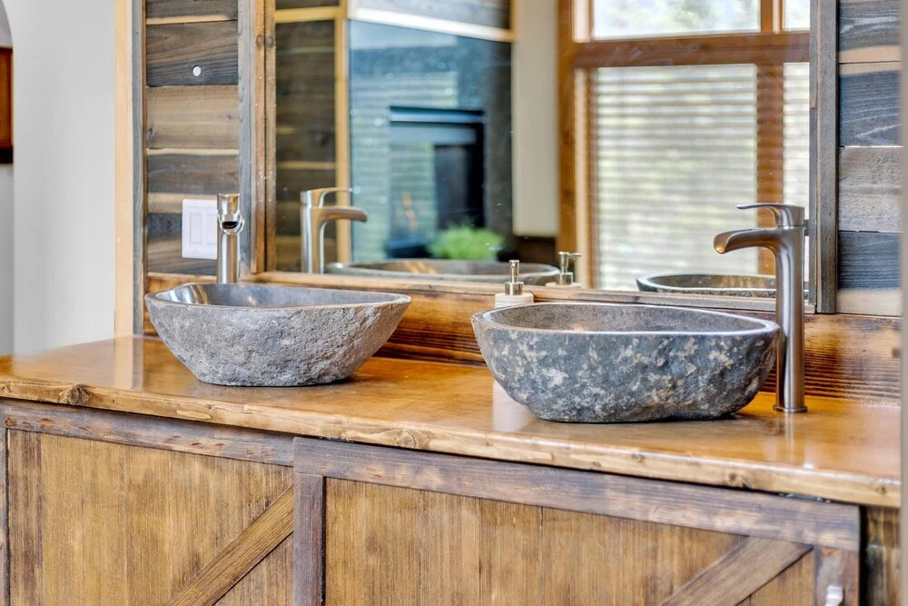 Majestic Lodge Retreat Amenities & Views