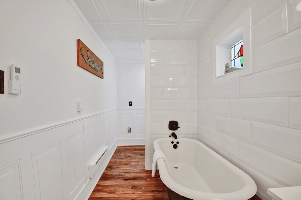 Walk to Downtown Near Beaches Cozy Historic Retreat