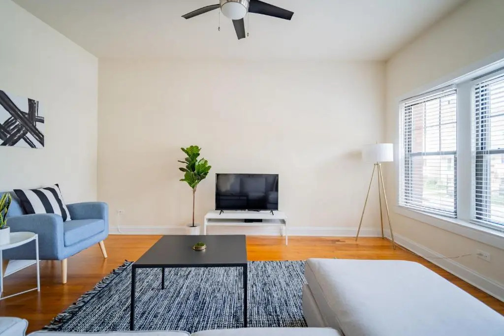 Classy 3BR 2BA Logan Square Apt with Free Parking