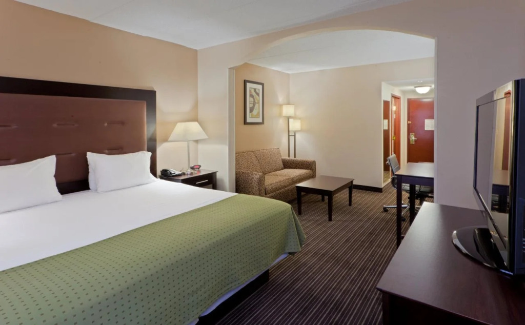Holiday Inn Express Suites Charleston, An Ihg Hotel