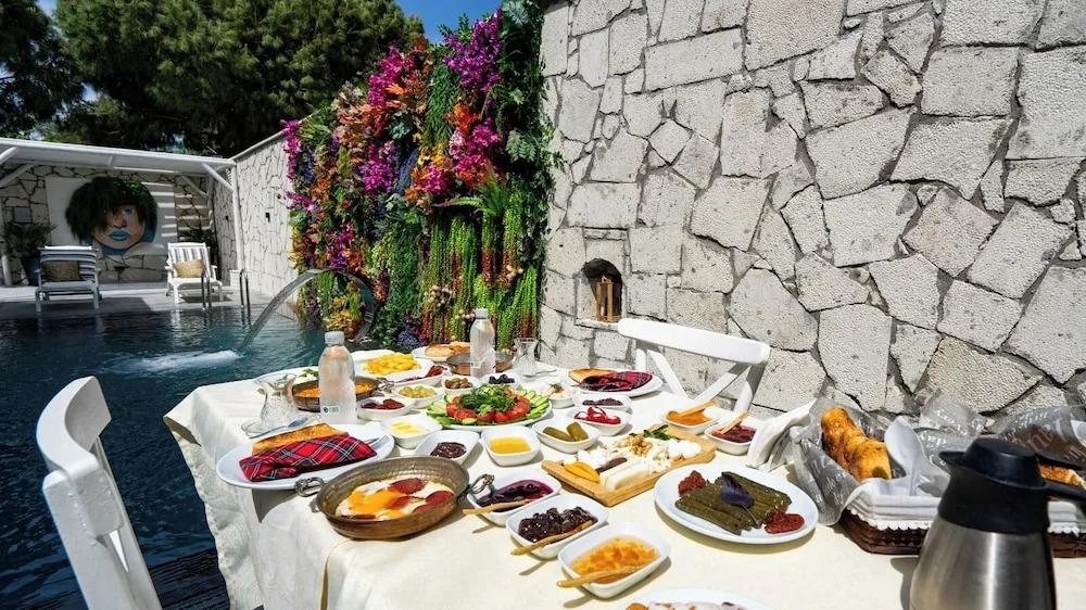 Lulu Inn Cesme